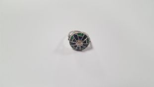 AN UNUSUAL PLATINUM TARGET-STYLE RING SET WITH CENTRAL DIAMOND, CALIBRE-CUT SAPPHIRES AND EMERALDS