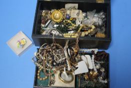 A QUANTITY OF ASSORTED COSTUME JEWELLERY