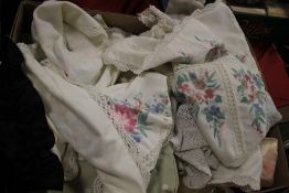 A TRAY OF LINEN INCLUDING EMBROIDERY