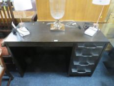 A MODERN DARK WOOD SINGLE PEDESTAL DESK , H 77 cm, W 120 cm, D 56 cm