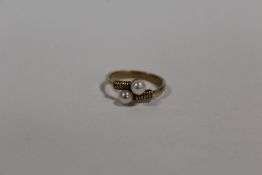 A HALLMARKED 9 CARAT GOLD TWIN PEARL SET DRESS RING