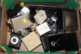 A BOX OF ASSORTED COLLECTABLES AND COSTUME JEWELLERY ETC. TO INCLUDE A SILVER DRESS RING, POCKET