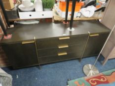 A MODERN BROWN / GOLD SIDEBOARD WITH DRAWERS TO THE CENTRE H 69 cm, W 162 cm, D 47 cm