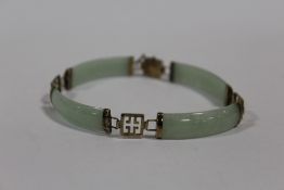 A HALLMARKED 9 CARAT GOLD AND JADE BRACELET