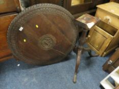 AN ANTIQUE CARVED OAK TILT-TOP PEDESTAL TABLE - DAMAGE TO THE TOP OF THE PEDESTAL