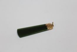 A 9 CARAT GOLD MOUNTED JADE PENDANT