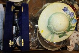 A BOX OF SILVER PLATED AND METAL WARE TOGETHER WITH CERAMIC WALL HAT POCKET