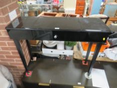 A MODERN BLACK GLOSS CONSOLE TABLE - H 76 cm, W 100 cm - CRACKED GLASS TO THE FRONT