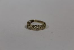 A 9 CT GOLD CELTIC STYLE RING