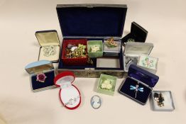 A BOX OF VINTAGE AND MODERN BROOCHES