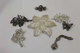 A COLLECTION OF SILVER AND WHITE METAL BROOCHES ETC. TO INCLUDE A LARGE SILVER FILIGREE FLOWER
