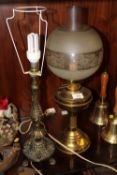 A VINTAGE BRASS OIL LAMP TOGETHER WITH A TABLE LAMP