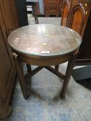 A DECO STYLE OAK COFFEE TABLE WITH FIXED COPPER TOP - GLASS COVER, H 57 cm, Dia. 51 cm