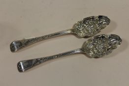 A PAIR OF HALLMARKED SILVER BERRY PATTERN SPOONS APPROX WEIGHT - 148G