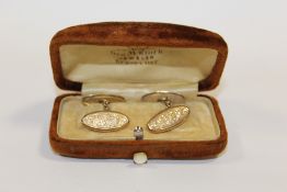 A PAIR OF BOXED 9CT GOLD CUFFLINKS