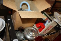 A TRAY OF COLLECTABLES TO INCLUDE A PAIR OF CLOGS, VIEWMASTER ETC.