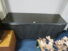 A MODERN BLACK FOUR DOOR SIDEBOARD, H 76 cm, W 149 cm, D 48 cm