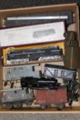A TRAY OF MODEL RAILWAY ITEMS TO INCLUDE A BOXED KIRDON MAIN LINE ELECTRIC LOCOMOTIVE NO 1000, 84004