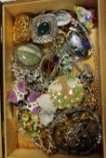 A BOX OF MOSTLY BROOCHES TO INCLUDE SILVER EXAMPLES