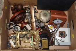 A TRAY OF COLLECTABLES TO INCLUDE A BRASS EASEL BACKED PICTURE FRAME, PEWTER FIGURES, POCKET KNIFE