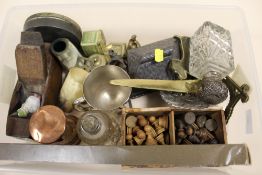 A BOX OF COLLECTABLES TO INCLUDE A SILVER TOPPED SCENT BOTTLE, CHESS PIECES ETC