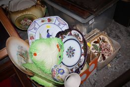 A COLLECTION OF ASSORTED CERAMICS TO INCLUDE A HENRIOT QUIMPER CABINET PLATE, FLORAL JARDINAIRE