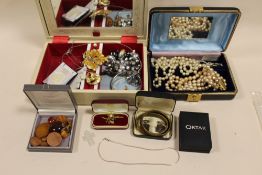 A QUANTITY OF ASSORTED COSTUME JEWELLERY TO INCLUDE A SILVER NECKLACE, BROOCHES ETC