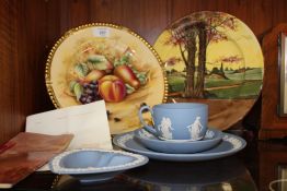 AN AYNSLEY ORCHARD GOLD CABINET PLATE, TOGETHER WITH A ROYAL DOULTON EXAMPLE AND A COLLECTION OF
