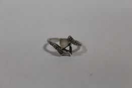 A 9 CARAT WHITE GOLD DRESS RING A/F SIZE -N APPROX WEIGHT - 2.2G