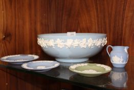 A WEDGWOOD QUEENS WARE FRUIT BOWL TOGETHER WITH FOUR PIECES OF WEDGWOOD JASPERWARE (5)