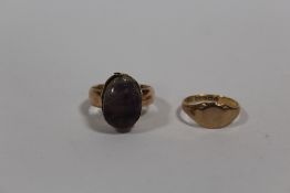 TWO HALLMARKED 9 CARAT GOLD RINGS, ONE SET WITH A SCARAB BEETLE SHAPED AMETHYST A/F