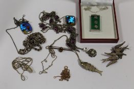 A BAG OF SILVER AND WHITE METAL JEWELLERY TO INCLUDE A JADE TYPE PENDANT, ARTICULATED FISH