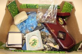 A BOX OF ASSORTED COSTUME JEWELLERY TO INCLUDE AN ANTIQUE COPPER WATCH CHAIN, BROOCHES ETC