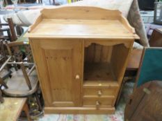 A PINE COMBINATION TALLBOY CUPBOARD, H 118 cm, W 88 cm, D 47 cm