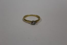 AN 18CT GOLD DIAMOND SOLITAIRE RING
