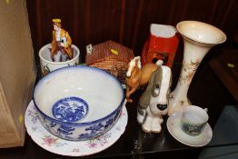 A COLLECTION OF ASSORTED CERAMICS TO INCLUDE A BESWICK PALOMINO HORSE, MINTON BLUE AND WHITE BOW,