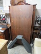 A LARGE MODERN DINING TABLE WITH HEAVY CAST METAL BASE, H 69 cm, W 100 cm, L 200 cm WITH TWO