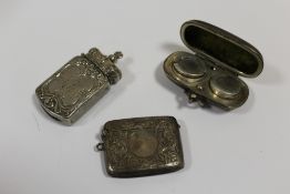 AN ANTIQUE HALLMARKED SILVER VESTA CASE, TOGETHER WITH A CROWN TOPPED EXAMPLE AND A SOVEREIGN HOLDER