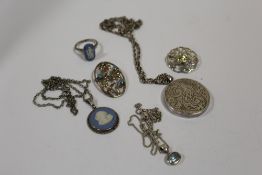 A COLLECTION OF SILVER JEWELLERY ETC. TO INCLUDE AN ENGRAVED CIRCULAR LOCKET, WEDGWOOD JASPERWARE