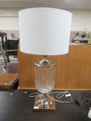 A LARGE MODERN TABLE LAMP & SHADE, OVERALL H 79 cm