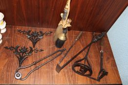 A COLLECTION OF METALWARE TO INCLUDE TWO BRANDING IRONS, FIRESIDE IRONS ETC.