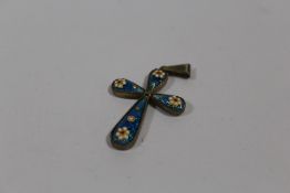 A WHITE METAL AND FLORAL ENAMEL CROSS PENDANT
