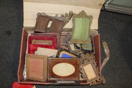 A QUANTITY OF ASSORTED VINTAGE AND ANTIQUE MINIATURE AND SMALL PICTURE FRAMES A/F