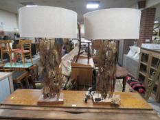 A PAIR OF MODERN UNUSUAL METAL TABLE LAMPS AND SHADES, OVERALL H 87 cm -SLIGHT DAMAGE (2)