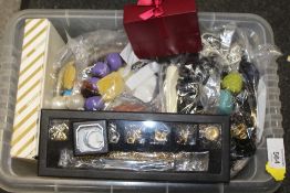 A QUANTITY OF ASSORTED COSTUME JEWELLERY TO INCLUDE NECKLACES, BANGLES ETC.