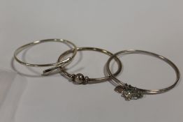 THREE SILVER BANGLES APPROX WEIGHT - 28.5G