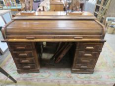 AN ANTIQUE OAK TWIN PEDESTAL ROLL TOP DESK, H 99 cm, W 152 cm, D 90 cm
