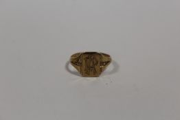 A HALLMARKED 9 CARAT GOLD SIGNET RING