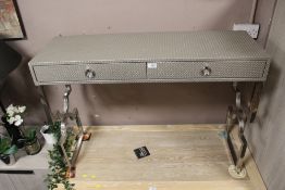 A MODERN TWO DRAWER SILVER LEATHER EFFECT SIDE TABLE ON CHROMED BASE H 78 cm, W 110 cm, D 36 cm
