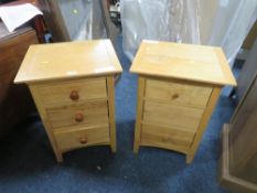 A PAIR OF MODERN LIGHT OAK BEDSIDE CHESTS WITH MIS-MATCHED KNOBS (2)